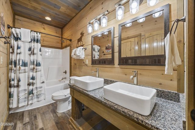 986 Chestnut Drive, Gatlinburg, TN 37738