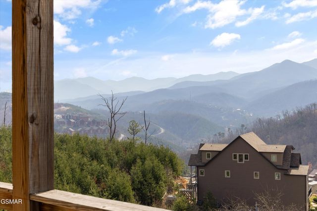 986 Chestnut Drive, Gatlinburg, TN 37738