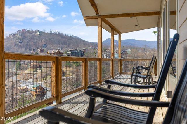 986 Chestnut Drive, Gatlinburg, TN 37738
