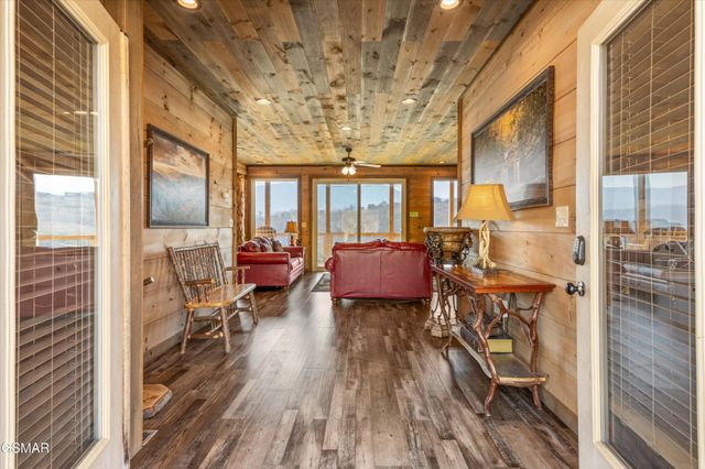 986 Chestnut Drive, Gatlinburg, TN 37738