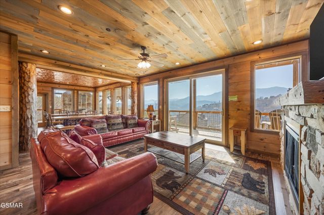 986 Chestnut Drive, Gatlinburg, TN 37738