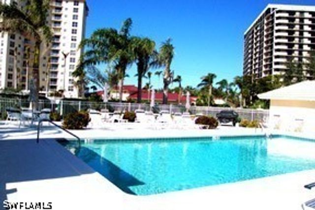 10682 Gulf Shore DR 104, Naples, FL 34108