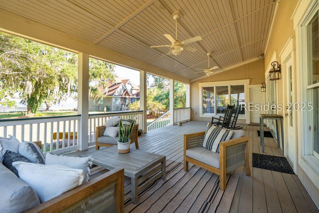 210 Old Plantation Dr W, Beaufort, SC 29907