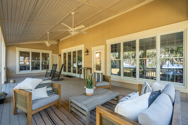 210 Old Plantation Dr W, Beaufort, SC 29907