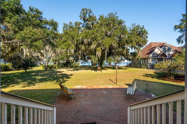 210 Old Plantation Dr W, Beaufort, SC 29907