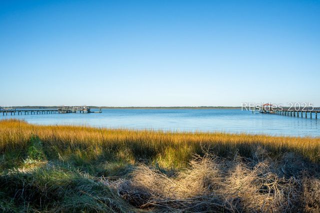 210 Old Plantation Dr W, Beaufort, SC 29907