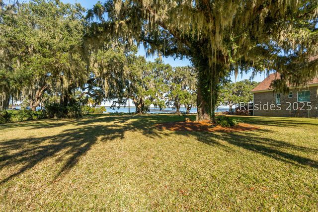 210 Old Plantation Dr W, Beaufort, SC 29907