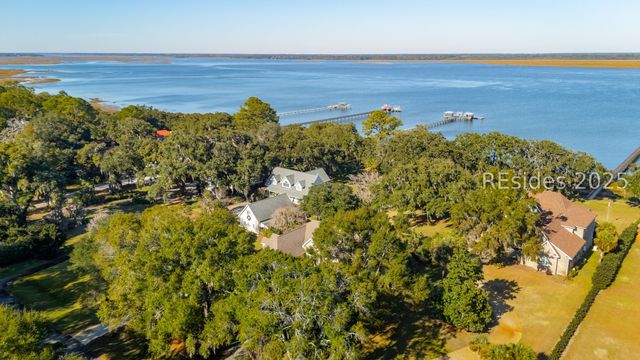 210 Old Plantation Dr W, Beaufort, SC 29907