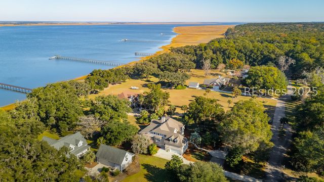 210 Old Plantation Dr W, Beaufort, SC 29907
