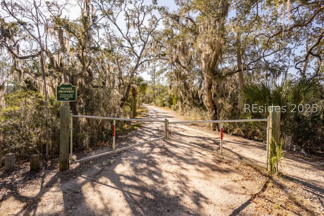 210 Old Plantation Dr W, Beaufort, SC 29907