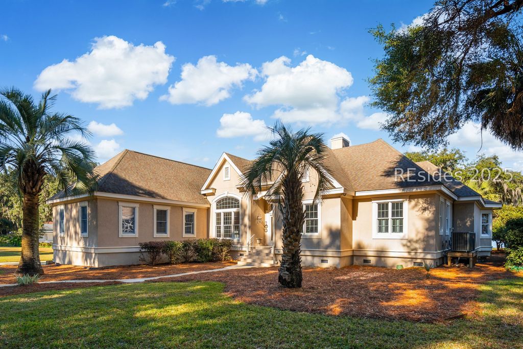 210 Old Plantation Dr W, Beaufort, SC 29907