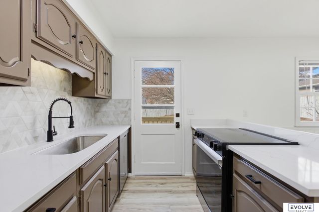 7416 S 85th Street, La Vista, NE 68128