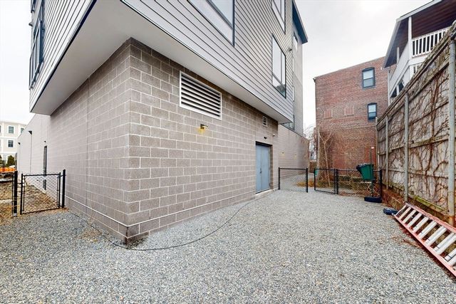 287 Maverick St 402, Boston, MA 02128