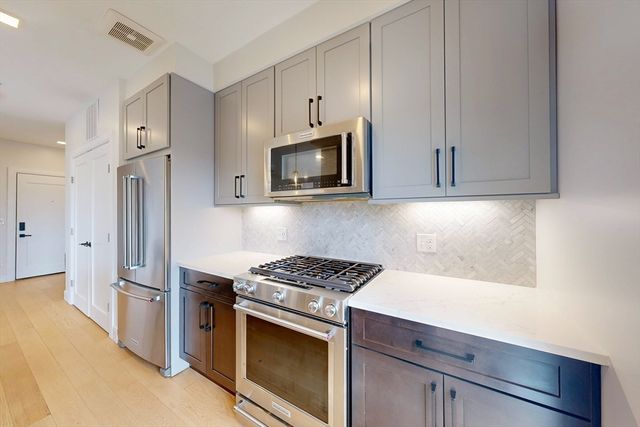 287 Maverick St 402, Boston, MA 02128