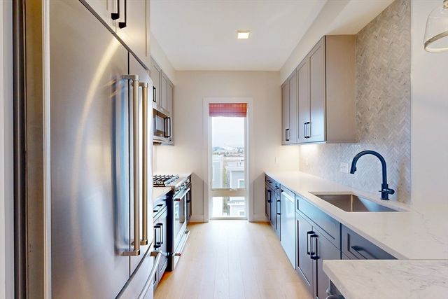 287 Maverick St 402, Boston, MA 02128