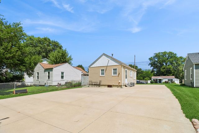 4032 56th Street, Des Moines, IA 50310