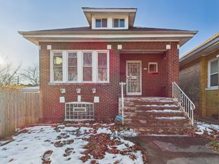 8116 S Marquette Avenue, Chicago, IL 60617