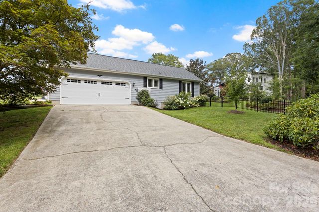 231 Kimberly Ann Drive, Hendersonville, NC 28792