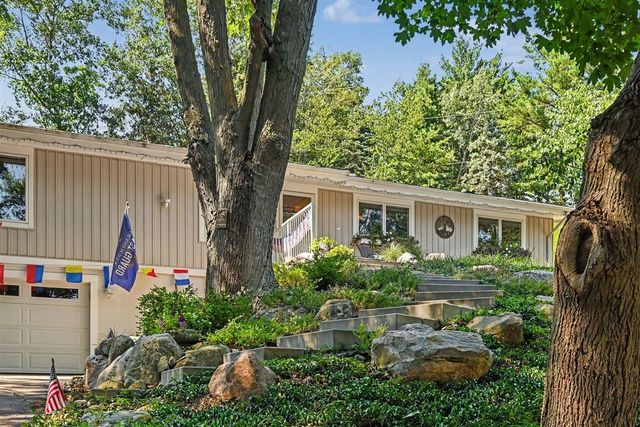 405 Slayton Avenue, Grand Haven, MI 49417