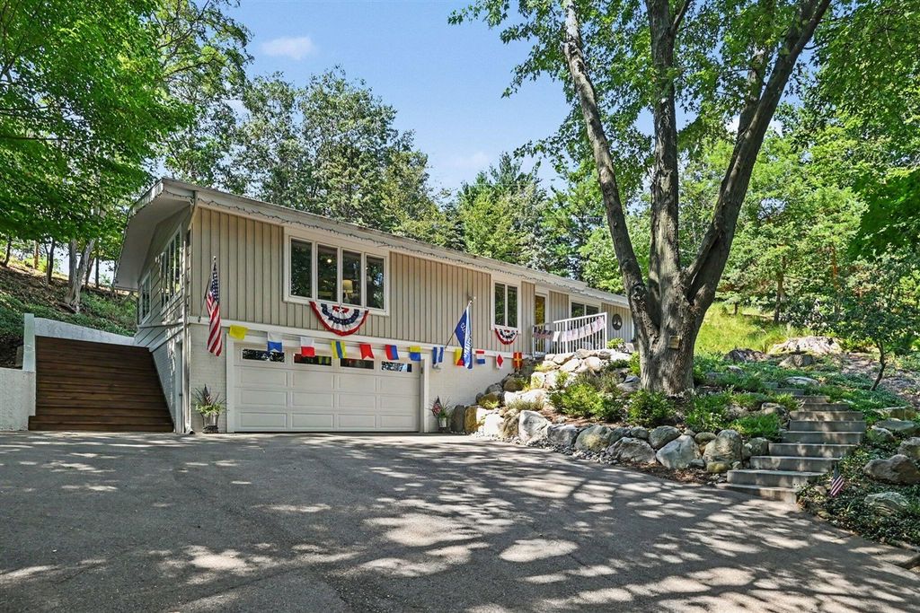 405 Slayton Avenue, Grand Haven, MI 49417