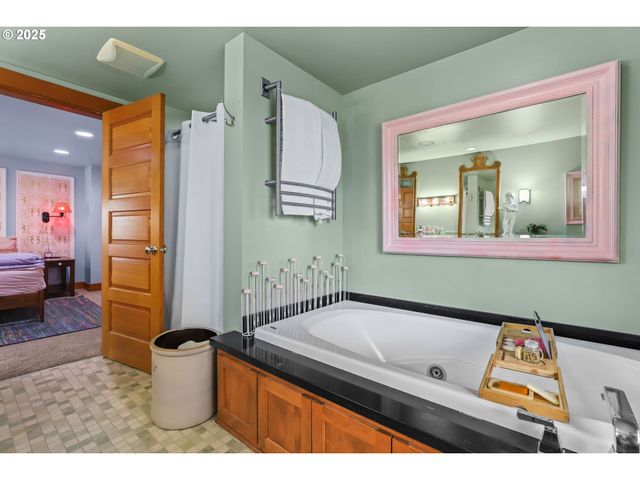 89728 OCEAN Dr, Warrenton, OR 97146