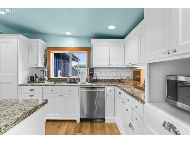 89728 OCEAN Dr, Warrenton, OR 97146