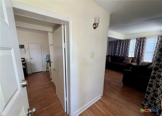 1002 E Park Avenue, Victoria, TX 77901