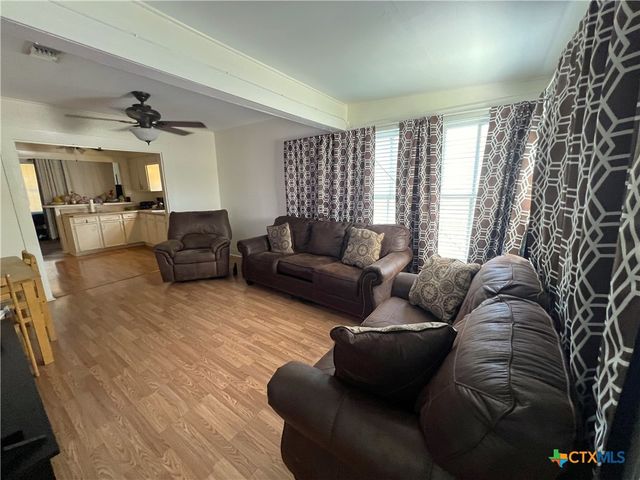 1002 E Park Avenue, Victoria, TX 77901