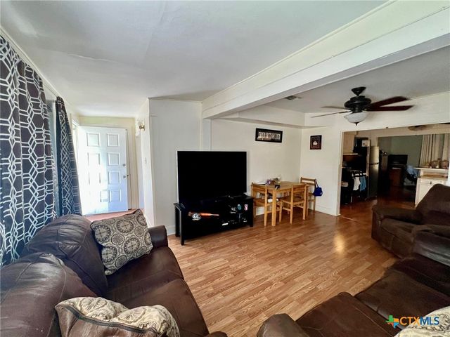 1002 E Park Avenue, Victoria, TX 77901