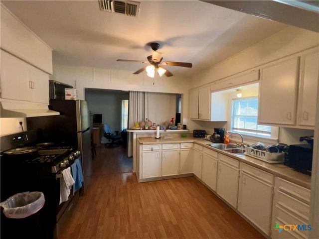 1002 E Park Avenue, Victoria, TX 77901