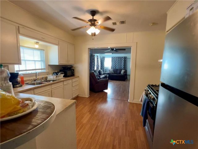 1002 E Park Avenue, Victoria, TX 77901