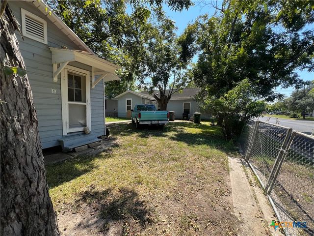 1002 E Park Avenue, Victoria, TX 77901