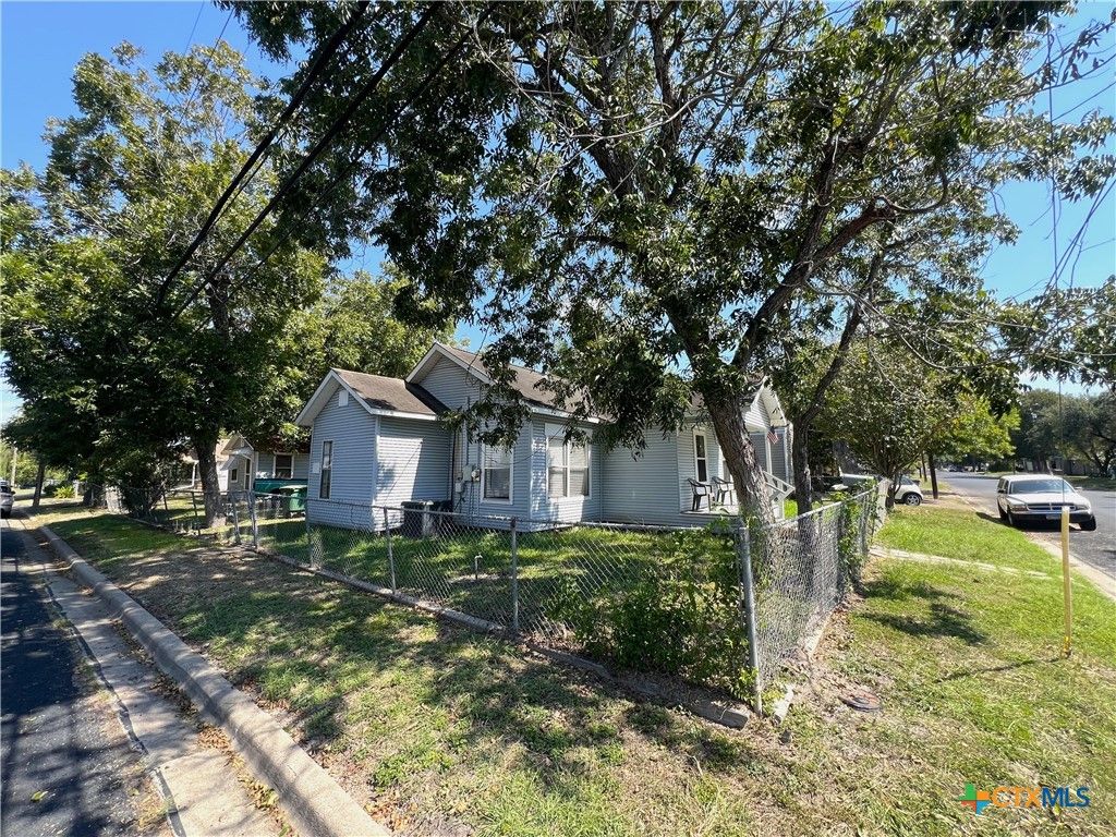 1002 E Park Avenue, Victoria, TX 77901