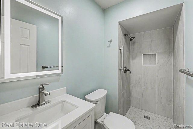 6605 Emerald Lake Drive, Troy, MI 48085