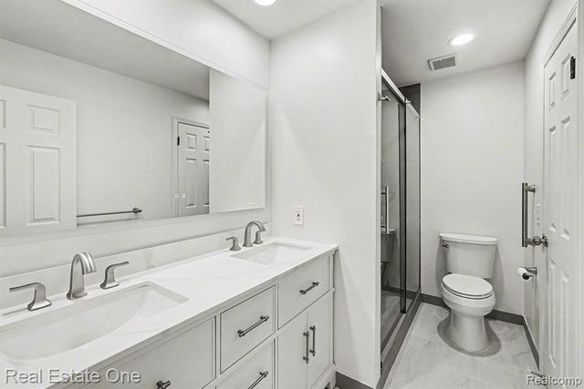 6605 Emerald Lake Drive, Troy, MI 48085