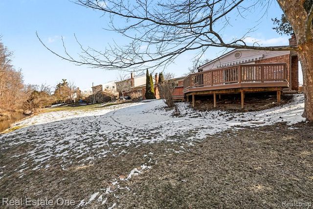 6605 Emerald Lake Drive, Troy, MI 48085