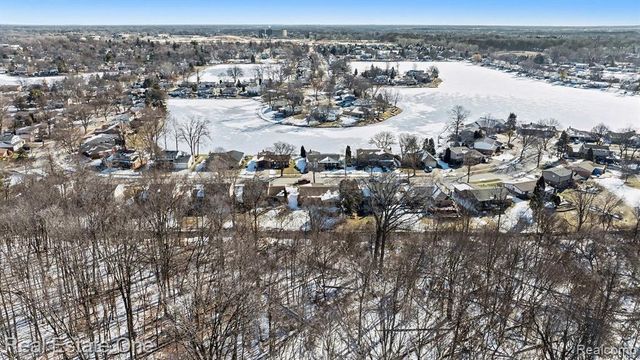 6605 Emerald Lake Drive, Troy, MI 48085