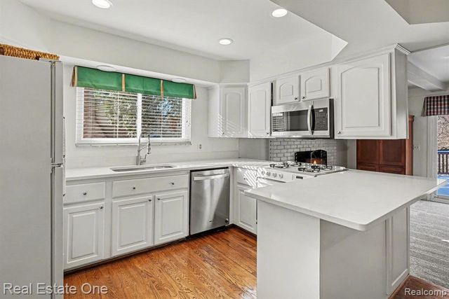 6605 Emerald Lake Drive, Troy, MI 48085