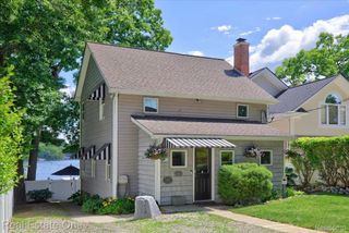 836 Pine Tree Road W, Orion Charter Township, MI 48362