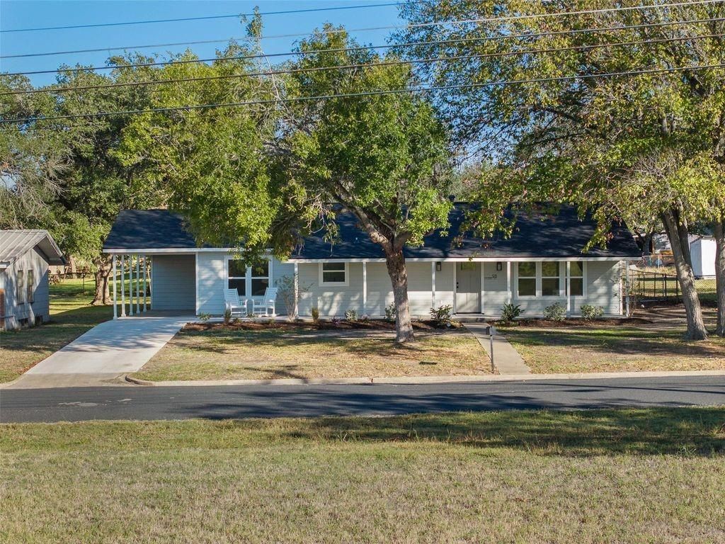 911 Eilers Street, Schulenburg, TX 78956