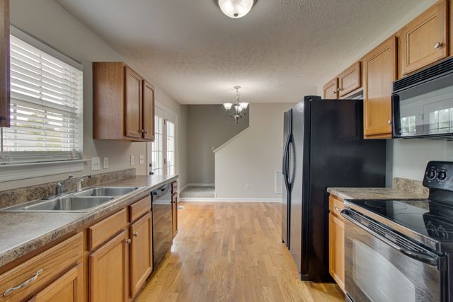 4910 Court Dr, Murfreesboro, TN 37128