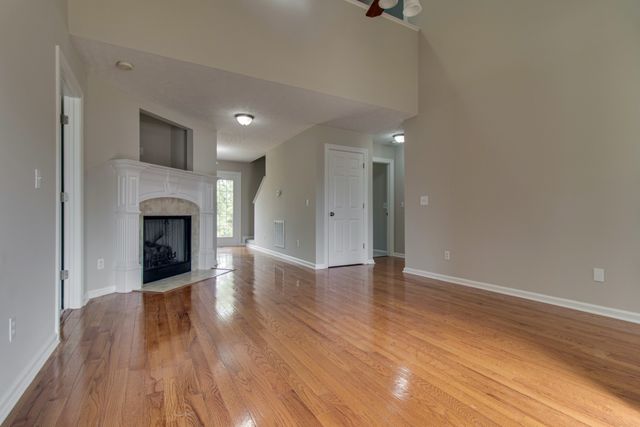4910 Court Dr, Murfreesboro, TN 37128