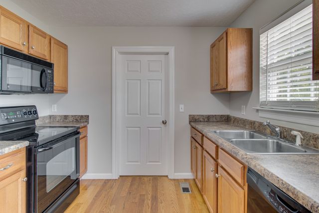 4910 Court Dr, Murfreesboro, TN 37128