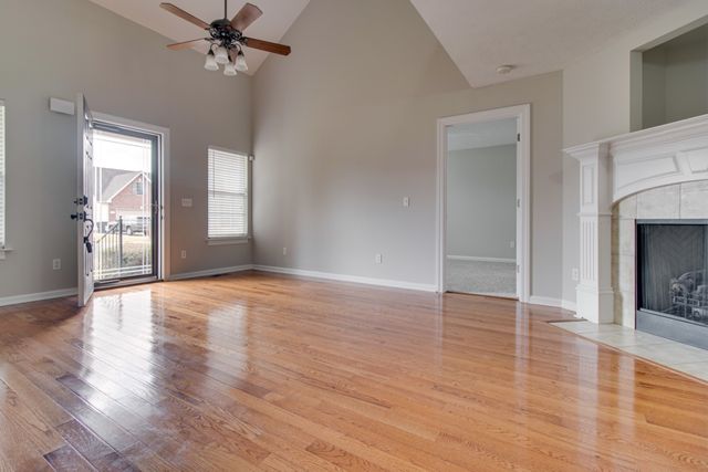 4910 Court Dr, Murfreesboro, TN 37128