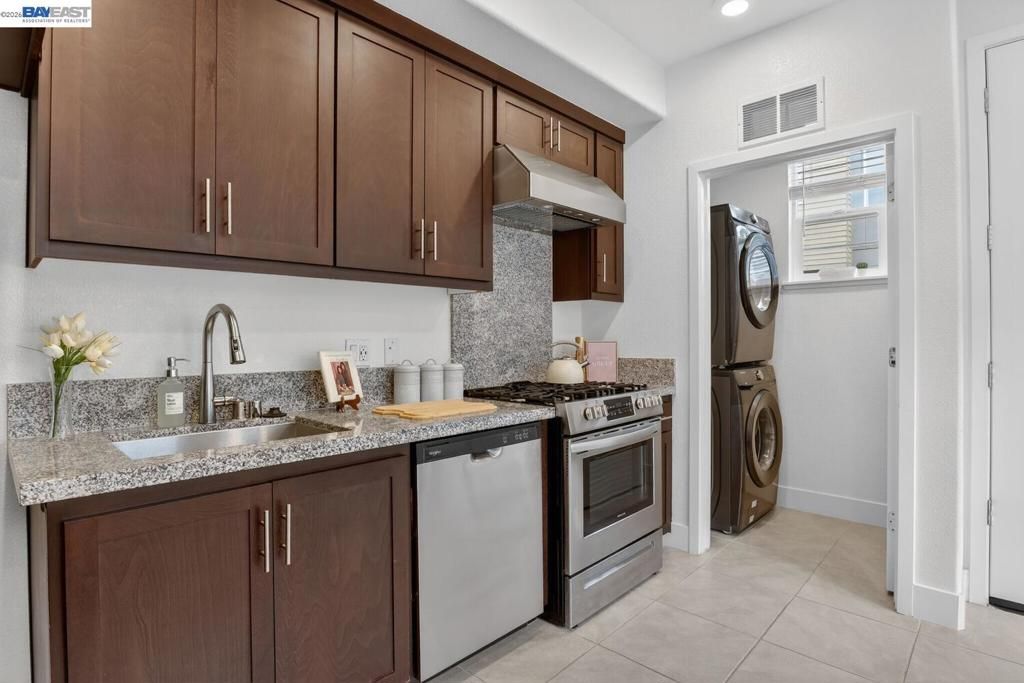 Image 14 of property listing at 411 Rhythm Ln, Hayward, CA 94544