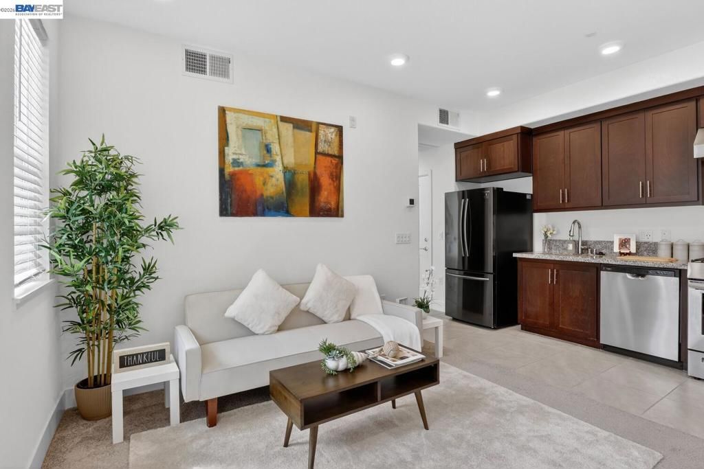 Image 9 of property listing at 411 Rhythm Ln, Hayward, CA 94544