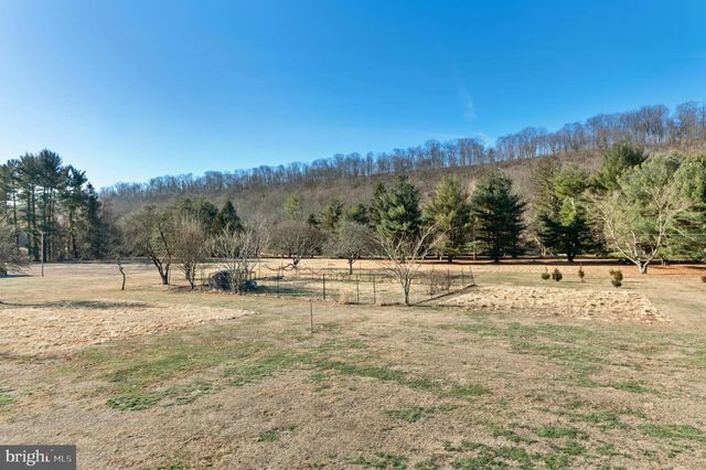 1 CROSS CREEK LN, Erwinna, PA 18920