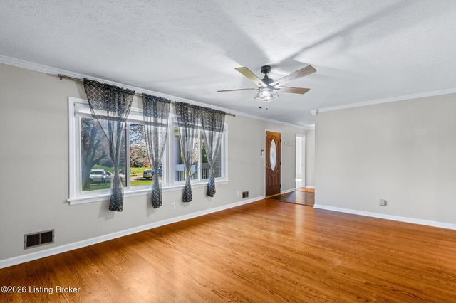 9020 Wooddale Dr, Louisville, KY 40272