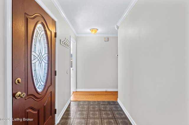 9020 Wooddale Dr, Louisville, KY 40272