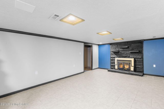 9020 Wooddale Dr, Louisville, KY 40272